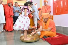 क्या सीएम योगी ने मातृशक्ति को नमन करते हुए बेटियों के चरण पखारे?