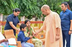 क्या मुख्यमंत्री योगी ने चॉकलेट देकर बच्चों पर प्यार लुटाया?
