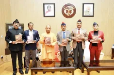 क्या मुख्यमंत्री योगी ने सशस्त्र सेना झंडा दिवस पर फ्लैग पिन और स्मारिका का विमोचन किया?