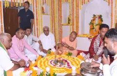 CM Yogi Offers Prayers at Bithur's Valmiki Ashram on Jayanti