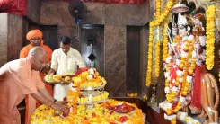 CM Yogi Offers Prayers at Pateshwari Devi Shaktipeeth on Navratri Day 1