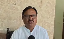 फडणवीस सरकार की ₹5,000 सहायता पर कांग्रेस का हमला: 'बच्चे के कपड़े भी नहीं आते, किसानों का मज़ाक'