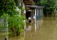 How has Cyclone Ditwah impacted 374,000 workers in Sri Lanka?