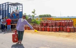 सिलेंडर की कमी की अफवाहें बेबुनियाद, भंडारा के जिलाधिकारी सावन कुमार की अपील