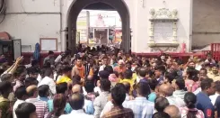 डाकोर के रणछोड़जी मंदिर की अनोखी परंपरा, पट खुलते ही प्रसाद लूट ले गए ग्रामीण