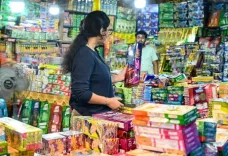 दीपावली पर पटाखों की हुई बंपर बिक्री, सजावटी सामान और लाइटों की भी मांग बढ़ी