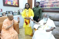 क्या मुख्यमंत्री योगी ने दीपावली पर साधु-संतों से भेंट कर उपहार दिए?