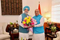 Delhi Assembly Speaker Vijender Gupta meets L-G Sandhu, presents Vidhan Chetna magazine