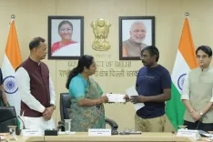 क्या दिल्ली के मुख्यमंत्री ने कोविड वॉरियर्स के परिवारों को करोड़ों की सहायता राशि दी?
