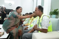 दिल्ली सीएम रेखा गुप्ता ने शुरू की नई परंपरा, जनसेवा सदन में सफाईकर्मियों को राखी बांधी