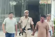 क्या दिल्ली में फर्जी क्रेडिट कार्ड जारी करने वाले आरोपी को गिरफ्तार किया गया?