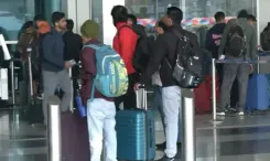 दिल्ली: इंडिगो की फ्लाइट कैंसिल होने के बाद आईजीआई एयरपोर्ट पर फंसे यात्री