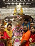 फिल्म 'आर्यभट्ट का जीरो' की रिलीज से पहले हिमांश कोहली और सोनल्ली सेगल ने कालकाजी मंदिर में माँगा आशीर्वाद
