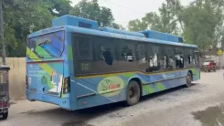 दिल्ली: कोंडली मोड़ पर DTC बस की टक्कर से 12 वर्षीय छात्रा कायना पाल की मौत, चालक फरार