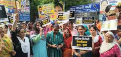 दिल्ली लक्ष्मी योजना विवाद: आप के 22 विधायकों के घर के बाहर भाजपा का प्रदर्शन, माफी की मांग