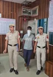 मंडावली में पुलिस का शिकंजा: 6 मामलों में वांछित स्नैचर मनीष गिरफ्तार, 3 मोबाइल और चोरी की बाइक बरामद
