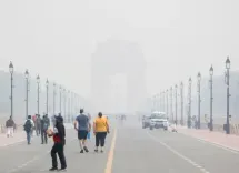 दिल्ली में धुंध की मोटी छाई, औसत वायु गुणवत्ता सूचकांक 400 के करीब पहुंचा