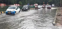 दिल्ली में भारी बारिश: रोहिणी में इमारत ढहने से 3 की मौत, कई इलाकों में जलभराव और पेड़ गिरे