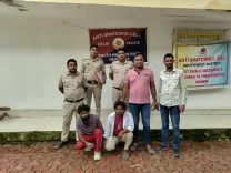 Delhi Police nab two snatchers red-handed; 3 phones, motorcycle seized