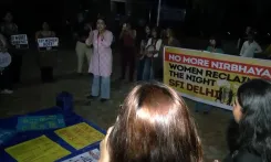 स्लीपर बस गैंगरेप के विरोध में DU छात्राओं का आधी रात मार्च, SFI ने जारी किया 'छात्रा घोषणापत्र'