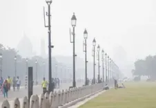 Dense fog grips Delhi amid 'very poor' air quality; trains, flights delayed