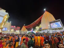 देवघर में सावन के दूसरे सोमवार पर 4 लाख कांवरियों का जलाभिषेक, 20 किमी लंबी कतार