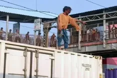 क्या धनबाद रेलवे स्टेशन पर युवक ने मालगाड़ी पर चढ़कर हड़कंप मचाया?