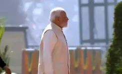 क्या पीएम मोदी ध्वजारोहण कार्यक्रम में शामिल होने के लिए अयोध्या पहुंचे?