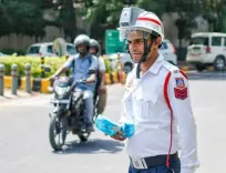 करोल बाग में ट्रैफिक पुलिस का अभियान: 1,369 चालान, 285 वाहन जब्त; तीन मार्ग बंद
