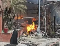 दिल्ली के अंधेरिया मोड़ पर नेचर बाजार में भीषण आग, 50 से अधिक दुकानें जलकर हुईं खाक