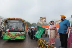 दिल्ली की सड़कों पर उतरीं 300 नई इलेक्ट्रिक बसें, सीएम रेखा गुप्ता ने दिखाई हरी झंडी