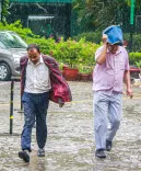 दिल्ली-एनसीआर में येलो अलर्ट: 5 अगस्त को हल्की से मध्यम बारिश, तापमान 33°C रहने का अनुमान