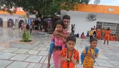 दिव्यांग पति को कंधों पर बैठाकर हरिद्वार पहुंची पत्नी, दक्षिणेश्वर महादेव में किया जलाभिषेक