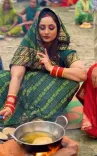 'दूधो नहाओ पूतो फलो' के सेट पर रानी चटर्जी पूरियां तलती आई नजर