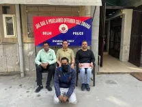 द्वारका पुलिस ने दो अंतरराज्यीय शराब तस्करों को पकड़ा, लंबे समय से थे फरार