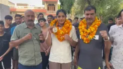 इंग्लैंड से मेडल जीतकर लौटीं नूपुर श्योराण, भिवानी ने किया बॉक्सर बिटिया का स्वागत