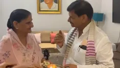 क्या शिवपाल यादव ने भाई दूज पर बहन से तिलक करवाया और आशीर्वाद लिया?