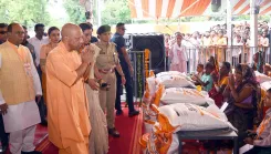 फर्रुखाबाद बाढ़: CM योगी का हवाई सर्वेक्षण, 1,000 परिवारों को राहत सामग्री और गंगा ड्रेजिंग का वादा