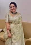 फ्लावर प्रिंट साड़ी में खूब जंच रहीं आम्रपाली दुबे, फैंस बोले- 'देसी लुक की रानी'