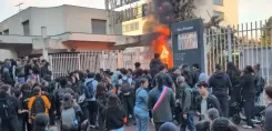 फ्रांस में छात्र आंदोलन हिंसक: 400 से अधिक हिरासत में, पुलिस से भिड़ंत में दर्जनों घायल
