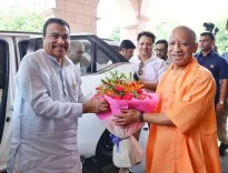 Gadkari Visits Lucknow, CM Yogi Receives Him at Residence