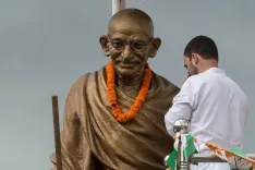 क्या राहुल, अखिलेश और केजरीवाल ने महात्मा गांधी को नमन किया?