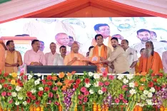 क्या गरीबों का दीपावली से पहले घर का सपना साकार हुआ? सीएम योगी ने गोरखपुर में 160 परिवारों को सौंपी फ्लैट की चाबी