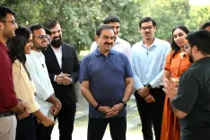 शरद पूर्णिमा पर गौतम अदाणी ने अदाणी विद्या मंदिर के 14 पूर्व छात्रों से की मुलाकात, बोले — 'शिक्षा बदलती है ज़िंदगियाँ'