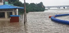 गाजीपुर में गंगा खतरे के निशान से ऊपर; पोस्ता घाट पर ₹10 लाख का फ्लोटिंग बैरियर एक सप्ताह से खुला, प्रशासन बेखबर