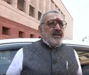 गिरिराज सिंह ने ओवैसी पर कसा तंज, कहा-'सदन में अलग और बाहर अलग बयान देते हैं'