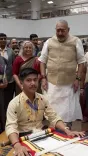 Giriraj Singh meets young handloom weaver bringing faces to life on loom
