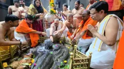 Giriraj Singh seeks blessings at Grishneshwar Jyotirlinga during Shravan