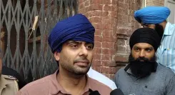 नई ईपी रिलीज के बाद मनकीरत औलख स्वर्ण मंदिर पहुंचे, गुरु दरबार में टेका माथा