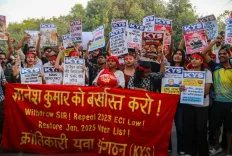 महासप्तमी पर थावे दुर्गा मंदिर में उमड़ा श्रद्धा का सैलाब, एसपी विनय तिवारी ने सुरक्षा व्यवस्था का लिया जायजा